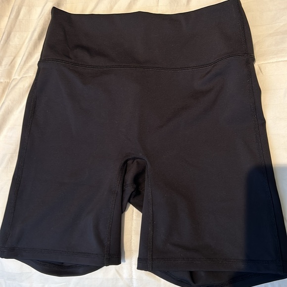 Womens Fabletics Workout shorts - Picture 2 of 6